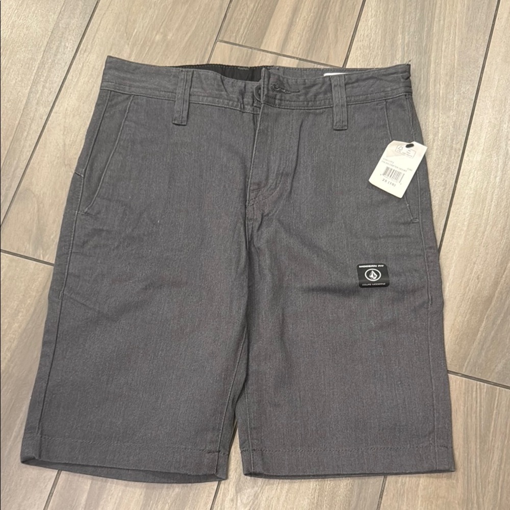 NWT Volcom Boys size 25 waist (10-12) Gray Flat Front Shorts with Relaxed Fit